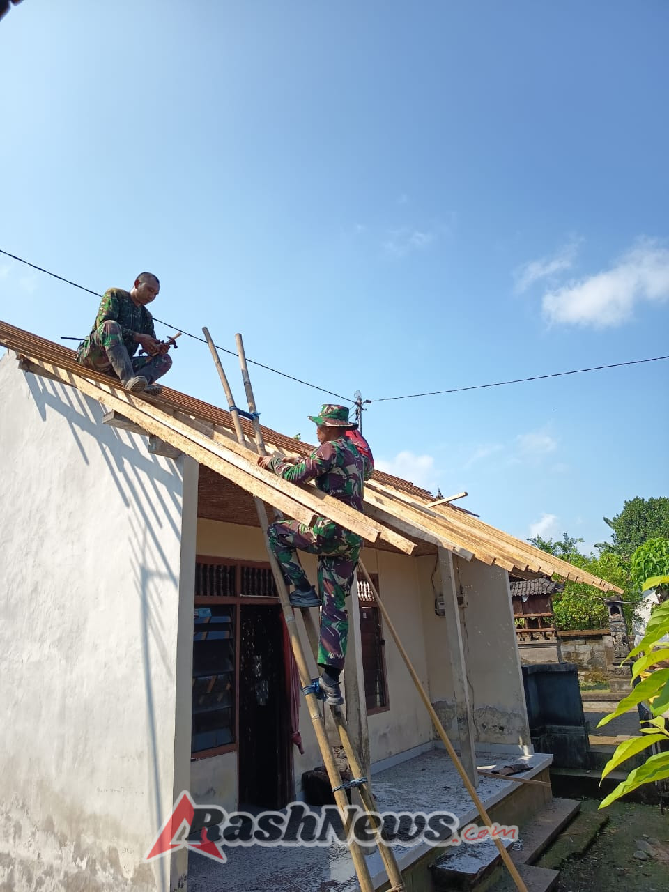 Di Bawah Komando Dan SSK, Satgas TMMD Selesaikan RTLH Warga dengan Gotong Royong