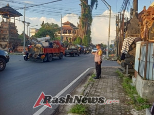 Pengaturan Lalu Lintas Pagi, Polsek Abiansemal Hadir Di Tengah Masyarakat