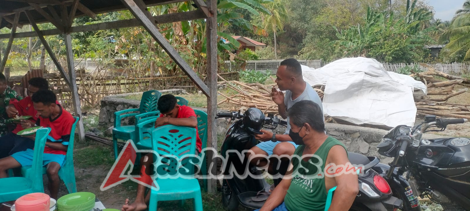 Wujudkan Kemanunggalan TNI-Rakyat, Babinsa Maurole Laksanakan Komsos di Desa Detukeli