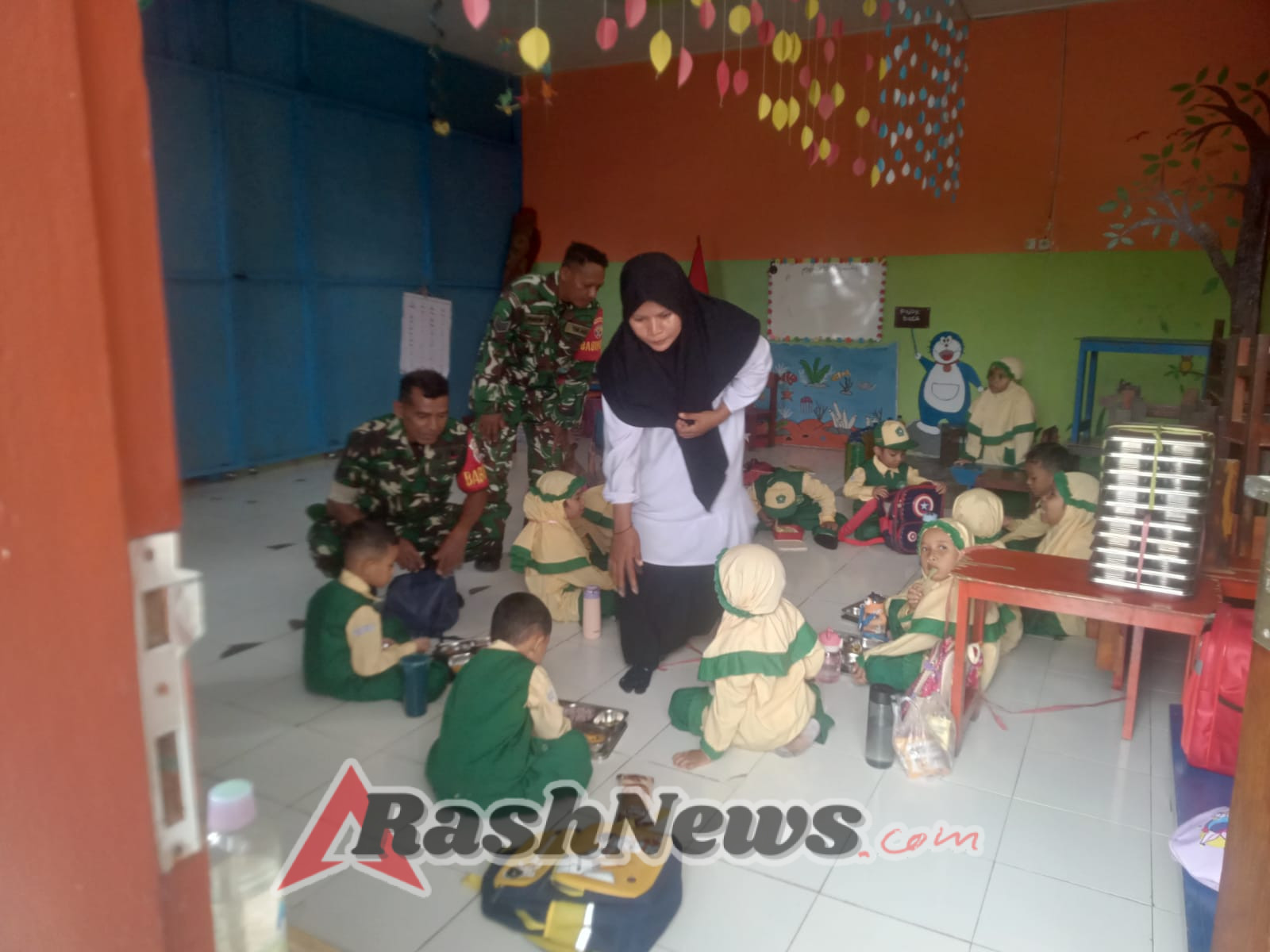 Kemanunggalan TNI dan Rakyat: Babinsa Kodim 1602/Ende Sambangi TK Nurul Hidayah dengan Program Makan Bergizi