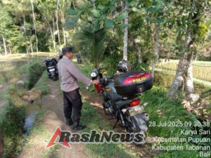 Wujud Nyata Kepedulian, Bhabinkamtibmas Dampingi Pengukuran Jembatan Usaha Tani di Desa Karyasari