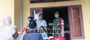 Babinsa Kodim 1602/Ende Amankan Penyaluran Bantuan Beras Pemerintah di Kelurahan Onekore