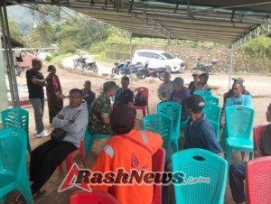 Babinsa Ndona Timur Bersama Kepala Desa Kurulimbu Sinergi Awasi Proyek Jalan Tani