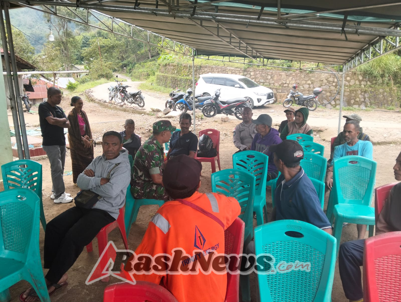 Babinsa Ndona Timur Bersama Kepala Desa Kurulimbu Sinergi Awasi Proyek Jalan Tani