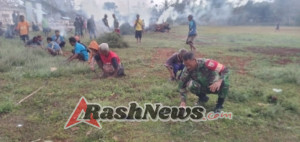 Babinsa dan Warga Desa Naukae Kompak Sukseskan Persiapan HUT RI ke-80
