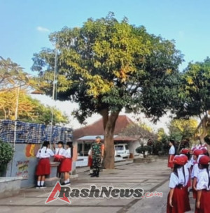 Menanamkan Nasionalisme Sejak Dini, Babinsa Busungbiu Pimpin Upacara di SD Negeri 4 Busungbiu