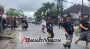 Bhabinkamtibmas Desa Singakerta Bersama Pecalang Pam dan Kawal Upacara Ngaben Mekingsan di Geni