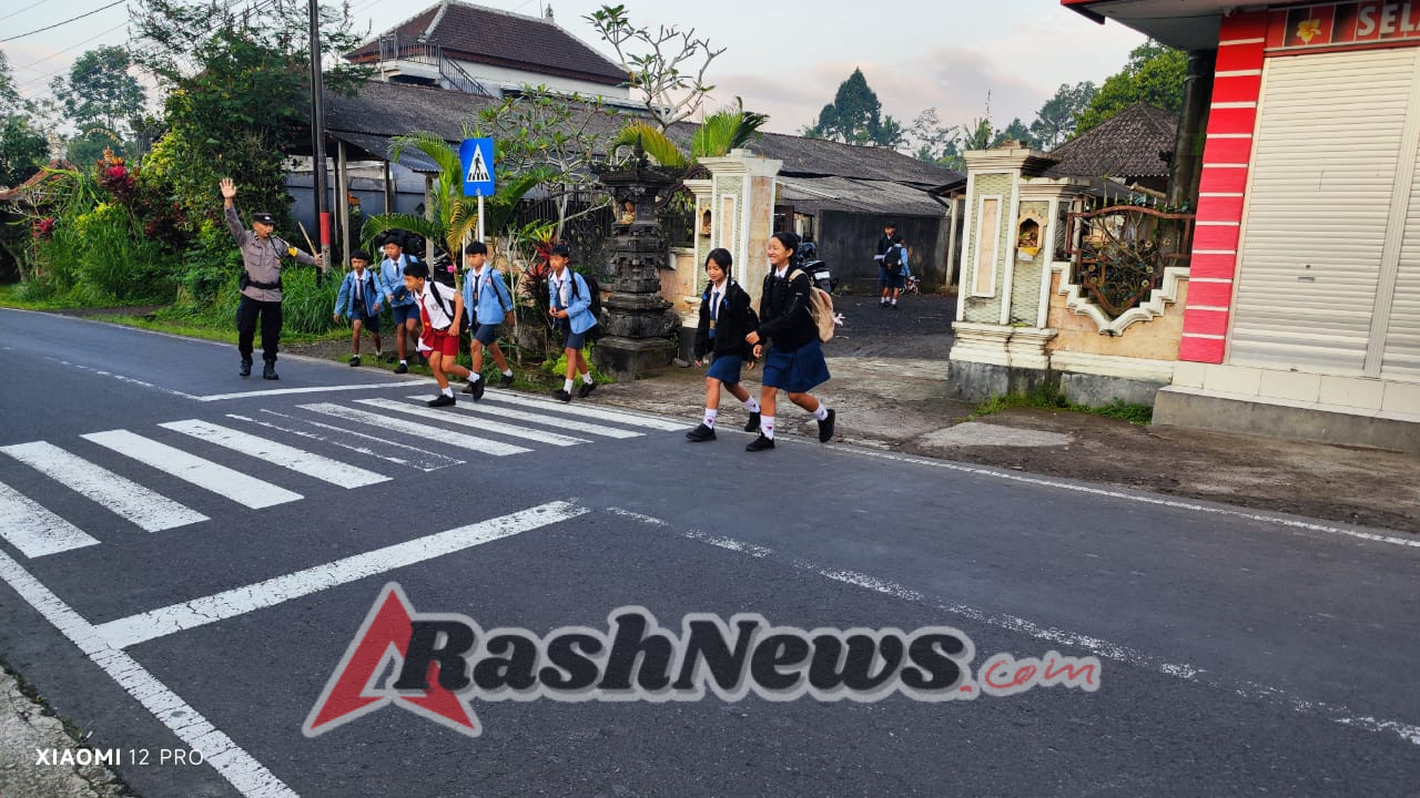 Polsek Rendang Atensi Anak-anak Sekolah Menyeberang Jalan Guna Cegah Laka Lantas