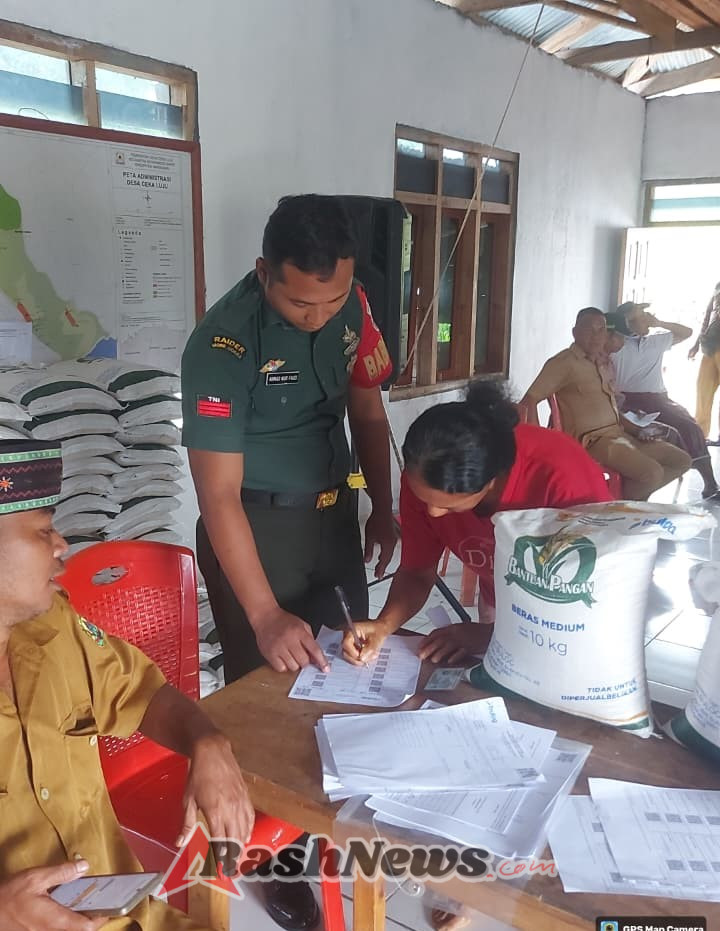 Warga Cekaluju Terima Bantuan Beras, Babinsa TNI Dampingi Langsung