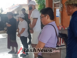 Kolaborasi Sosial,  Relawan dan Aparat Desa Sarimekar Salurkan Bantuan untuk Lansia