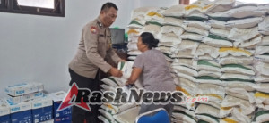 Bhabinkamtibmas Desa Marga Atensi Penyaluran Bantuan Pangan Kepada Masyarakat