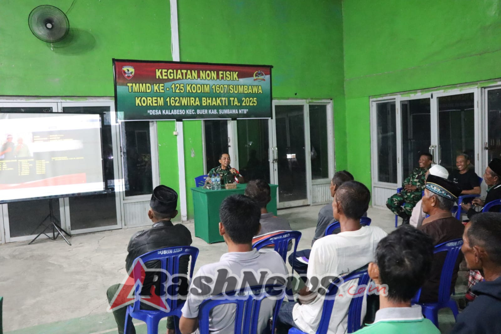 Satgas TMMD Kodim 1607/Sumbawa Tanamkan Semangat Cinta Tanah Air kepada Warga Kalabeso