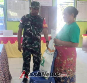 Babinsa Koramil 1618-01/Miotim Kawal Penyaluran Bantuan Beras di Desa Naob