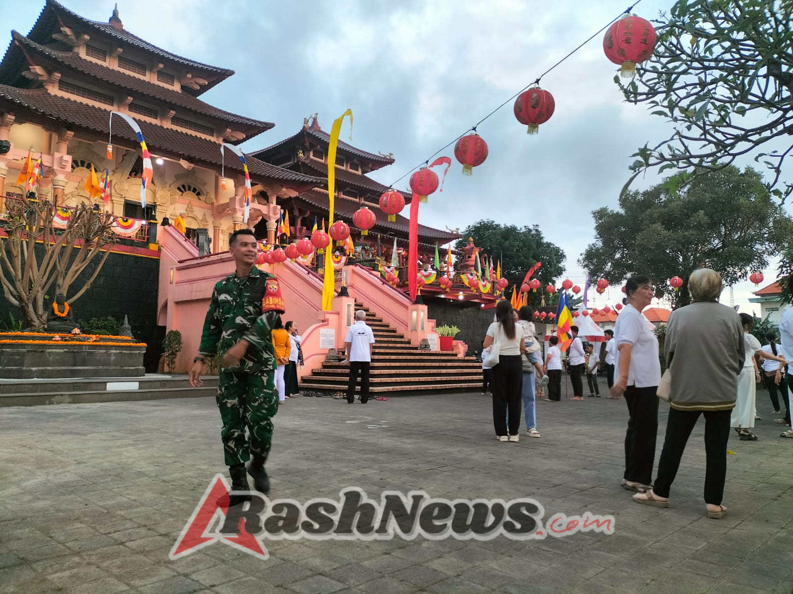 Pastikan Berjalan Aman Dan Lancar, Babinsa Semarapura Kauh Bersinergi Kawal Kegiatan Keagamaan Di Vihara Dharma Ratna