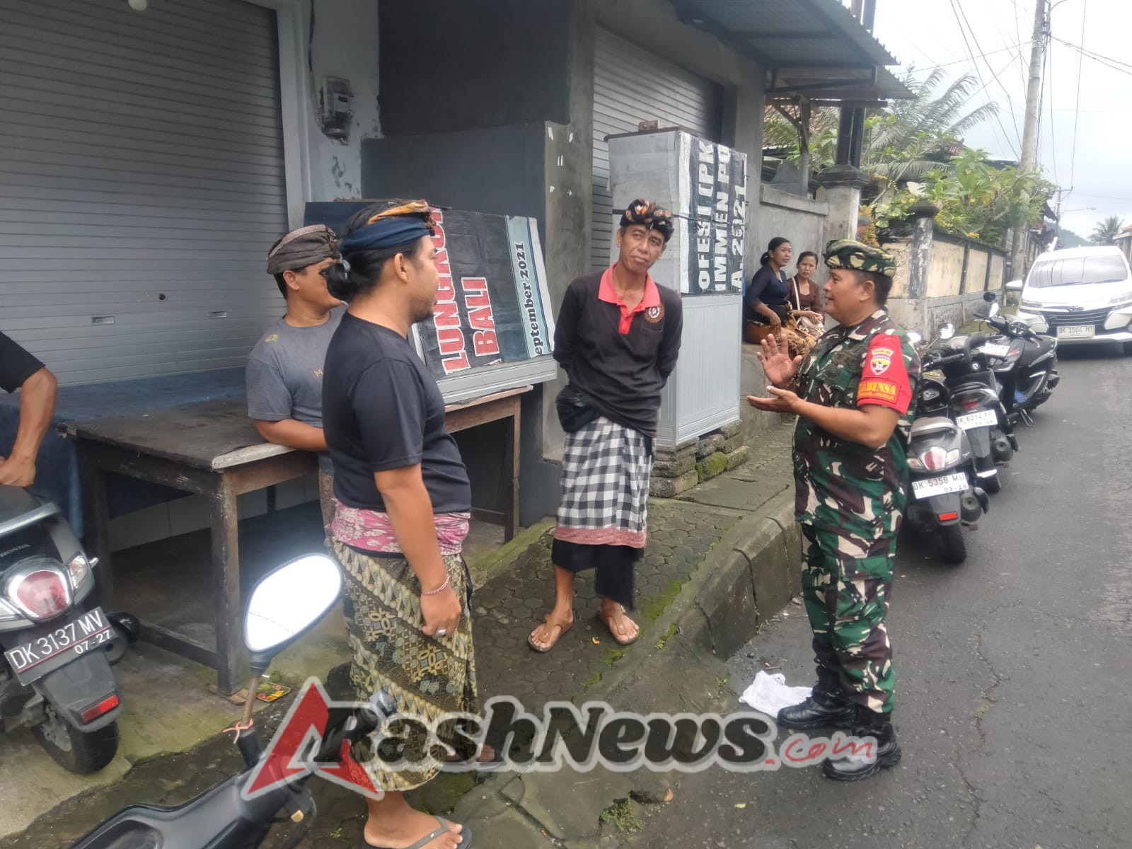 Babinsa Semarapura Kaja Tingkatkan Kemanunggalan Bersama Pecalang Melalui  Komsos