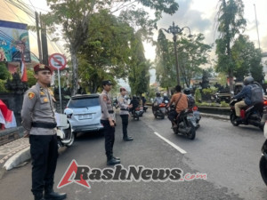 Personil Satresnarkoba Polres Karangasem Atur Lalu Lintas di Depan SMPN 2 Amlapura