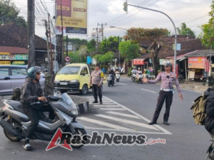 Tingkatkan Pelayanan, Polsek Abiansemal Rutin Gatur Lalin Sore Hari