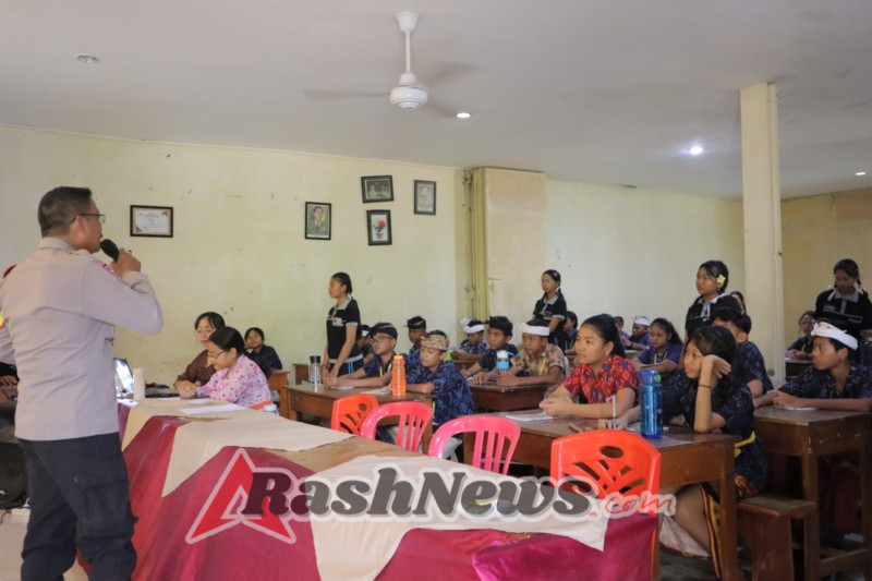Cegah Generasi Terjerumus Judi Online, Bhabinkamtibmas Dangri Kelod Datangi SMP PGRI 6 Denpasar