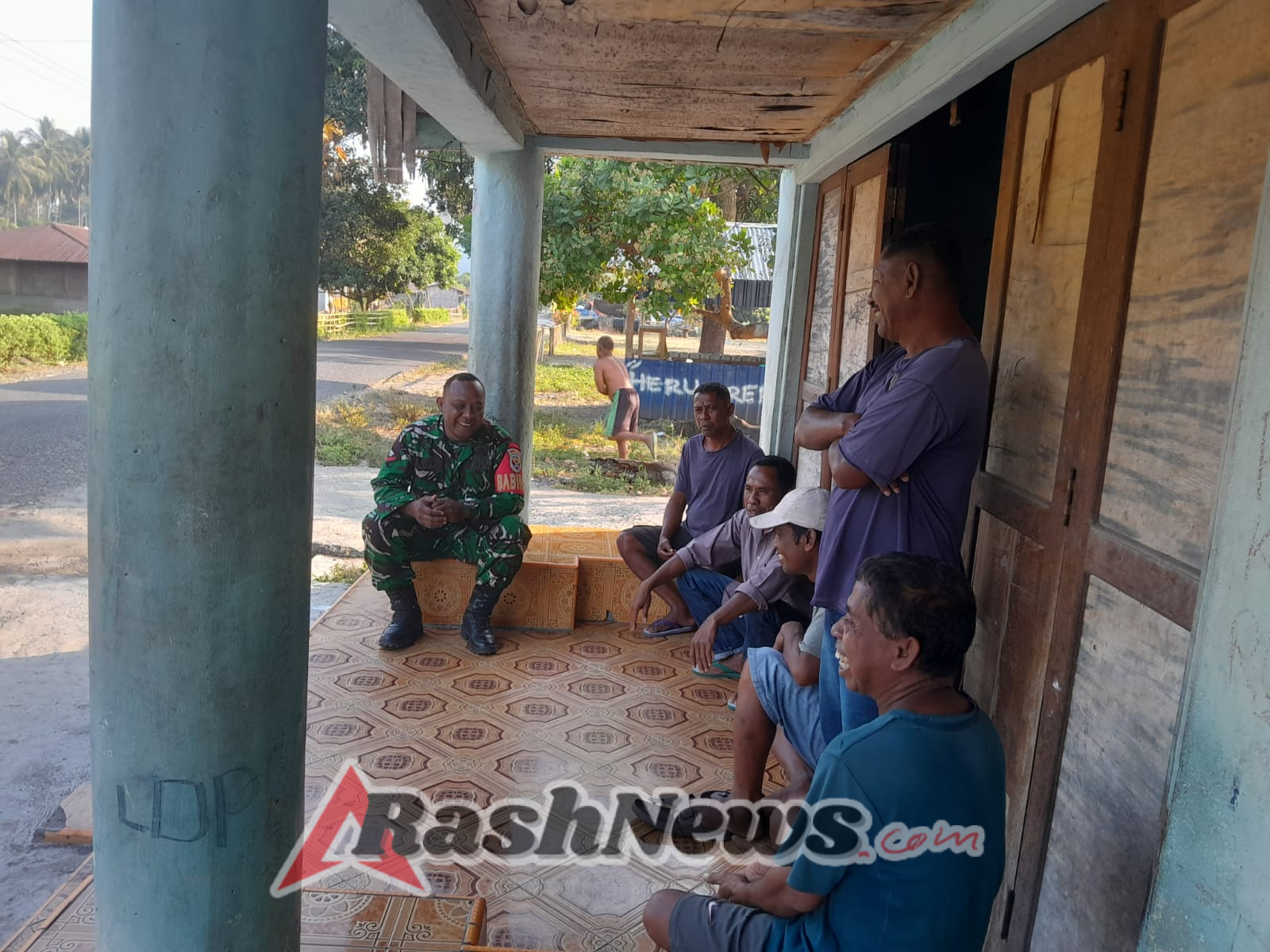 Babinsa Koramil Maurole Jaga Kondusifitas Desa Ndondo Lewat Komsos dan Pamwil