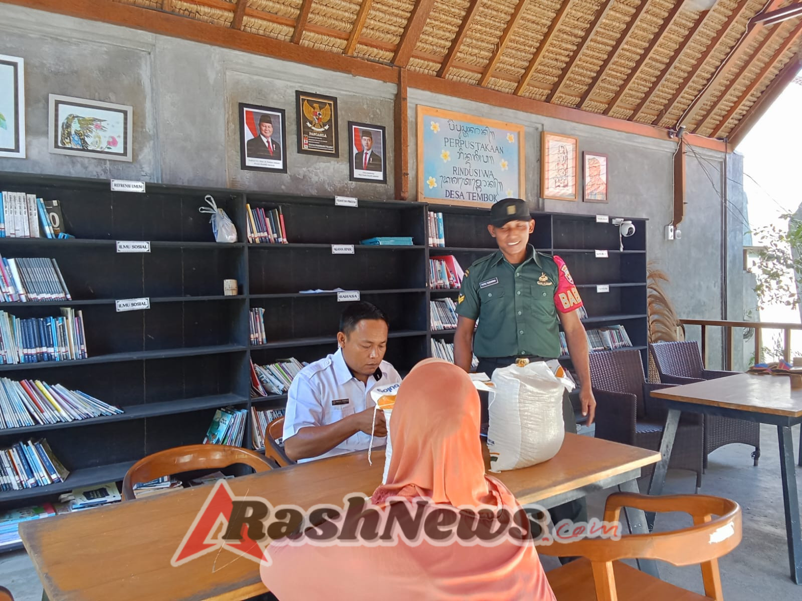 Babinsa Desa Tembok Bersama Pemerintah Bagikan Beras Hanpang kepada Warga yang Membutuhkan