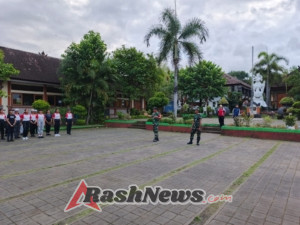 Persiapan lomba gerak jalan, Babinsa 1623-01/Karangasem berikan latihan PBB kepada siswa – siswi SMP N 5 Amlapura