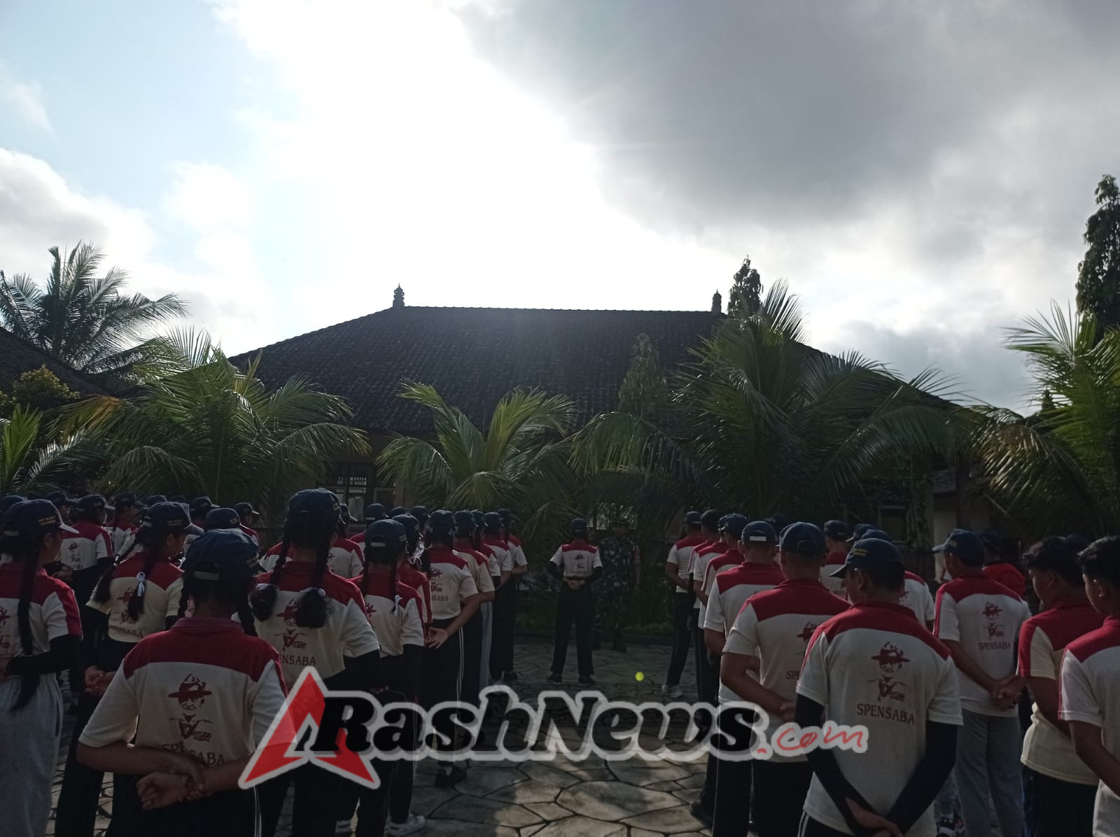 Lomba gerak jalan HUT kemerdekaan RI ke-80, Babinsa 1623-07/Bebandem latihkan PBB siswa-siswi SMPN 1 Bebandem.