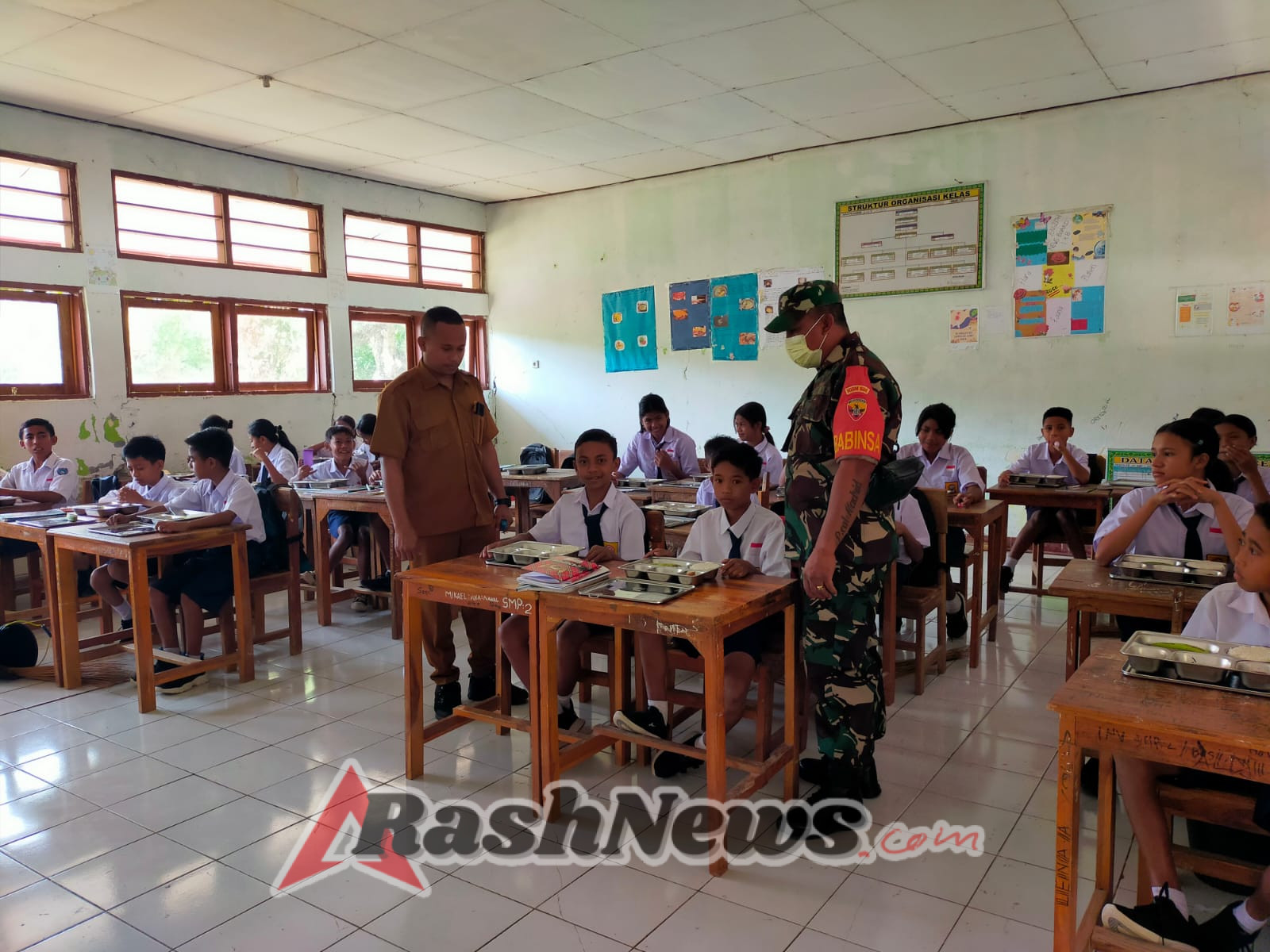 Babinsa Serda Delfi Amalo Dampingi Program Gizi Gratis di Kelurahan Metina