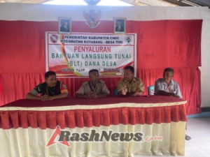 Ende, Babinsa Koramil 1602-04/Maurole, Pratu Muhamad Rifaldi, menghadiri kegiatan penyaluran Bantuan Langsung Tunai (BLT) Kemiskinan Ekstrim Dana Desa tahap I dan II di Desa Tou, Kecamatan Kotabaru, Kabupaten Ende. Kegiatan tersebut berlangsung pada Selasa pagi, pukul 10.10 Wita, dan berjalan lancar hingga selesai.  Penyaluran BLT ini diberikan kepada 18 kepala keluarga (KK) penerima, dengan nilai bantuan sebesar Rp 300.000 per bulan selama enam bulan, sehingga total bantuan yang disalurkan mencapai Rp 32.400.000. Bantuan ini ditujukan untuk meringankan beban masyarakat yang tergolong miskin ekstrim di desa tersebut.  Selain Babinsa Pratu Muhamad Rifaldi, kegiatan ini juga dihadiri oleh Sekretaris Camat Kota Baru, Gebby Dey, Kepala Desa Tou Damianus A. Kabu, Ketua BPD Tobias Laka, serta masyarakat penerima bantuan. Babinsa hadir untuk memastikan penyaluran bantuan berjalan tertib, aman, dan sesuai prosedur, serta memberikan rasa aman kepada warga setempat.  Penyaluran BLT Dana Desa ini merupakan bentuk nyata perhatian pemerintah dan TNI dalam mendukung kesejahteraan masyarakat, khususnya bagi warga kurang mampu yang berada di wilayah binaan Koramil Maurole.  Dengan hadirnya Babinsa dalam kegiatan ini, diharapkan sinergi antara TNI dan masyarakat semakin erat guna menciptakan situasi yang kondusif dan mendukung percepatan pembangunan di tingkat desa.