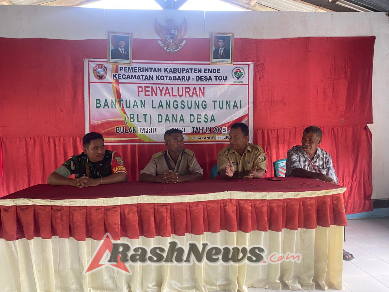 Ende, Babinsa Koramil 1602-04/Maurole, Pratu Muhamad Rifaldi, menghadiri kegiatan penyaluran Bantuan Langsung Tunai (BLT) Kemiskinan Ekstrim Dana Desa tahap I dan II di Desa Tou, Kecamatan Kotabaru, Kabupaten Ende. Kegiatan tersebut berlangsung pada Selasa pagi, pukul 10.10 Wita, dan berjalan lancar hingga selesai.  Penyaluran BLT ini diberikan kepada 18 kepala keluarga (KK) penerima, dengan nilai bantuan sebesar Rp 300.000 per bulan selama enam bulan, sehingga total bantuan yang disalurkan mencapai Rp 32.400.000. Bantuan ini ditujukan untuk meringankan beban masyarakat yang tergolong miskin ekstrim di desa tersebut.  Selain Babinsa Pratu Muhamad Rifaldi, kegiatan ini juga dihadiri oleh Sekretaris Camat Kota Baru, Gebby Dey, Kepala Desa Tou Damianus A. Kabu, Ketua BPD Tobias Laka, serta masyarakat penerima bantuan. Babinsa hadir untuk memastikan penyaluran bantuan berjalan tertib, aman, dan sesuai prosedur, serta memberikan rasa aman kepada warga setempat.  Penyaluran BLT Dana Desa ini merupakan bentuk nyata perhatian pemerintah dan TNI dalam mendukung kesejahteraan masyarakat, khususnya bagi warga kurang mampu yang berada di wilayah binaan Koramil Maurole.  Dengan hadirnya Babinsa dalam kegiatan ini, diharapkan sinergi antara TNI dan masyarakat semakin erat guna menciptakan situasi yang kondusif dan mendukung percepatan pembangunan di tingkat desa.