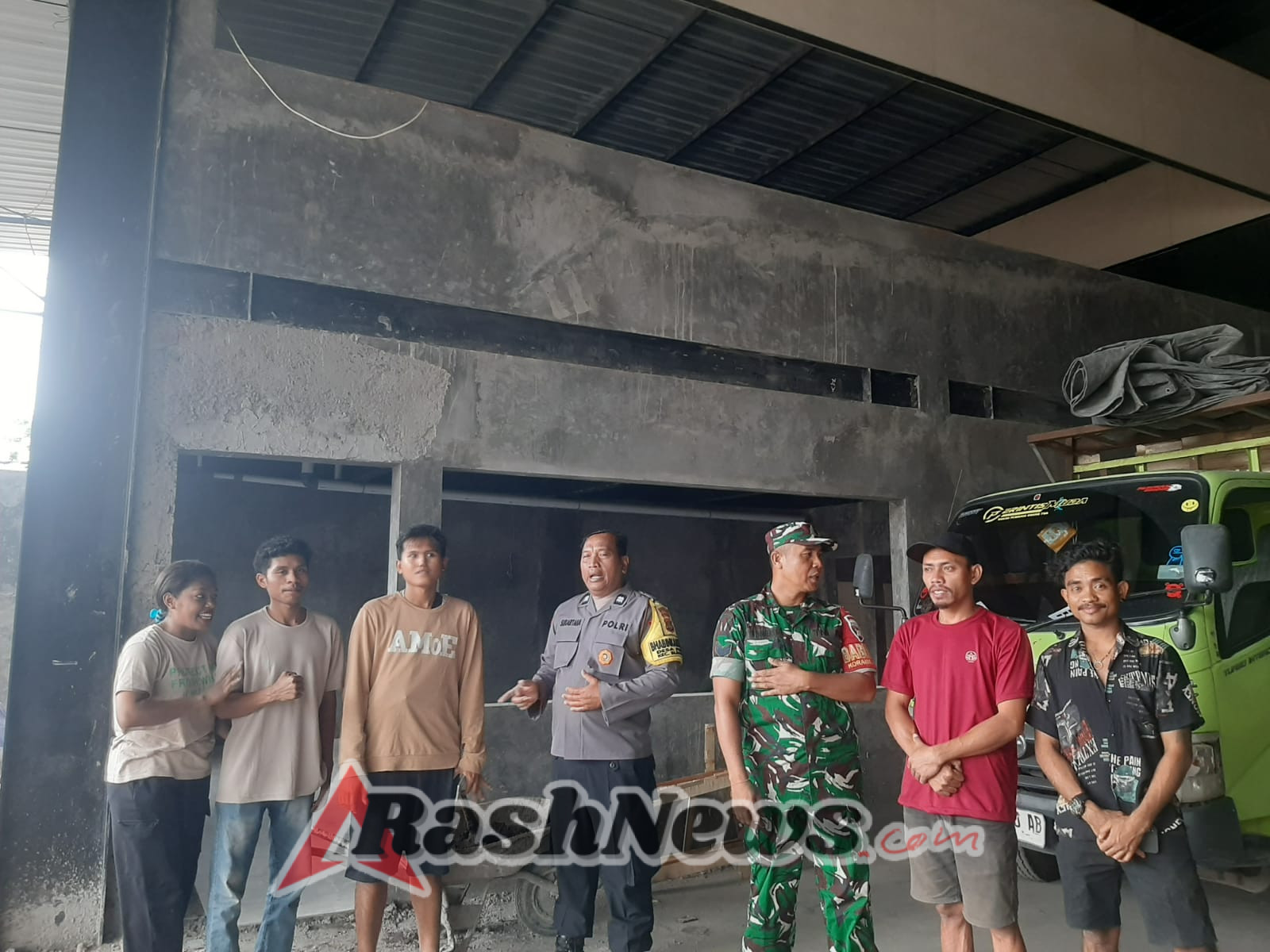 Patroli Tiga Pilar di Desa Pering, Wujud Sinergitas TNI-Polri dan Masyarakat Dalam Menjaga Kamtibmas