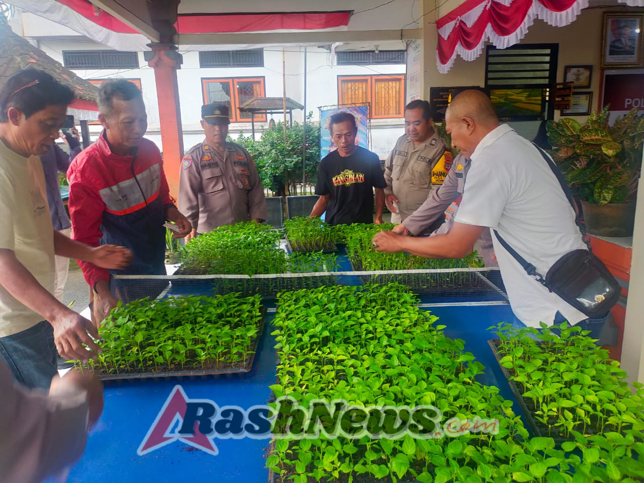 Kapolsek Kerambitan Serahkan Bibit Cabai kepada para petani.