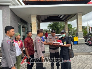 Dalam Mendukung Pelaksanaan Tugas, SatBinmas Berikan Sarana Kontak kepada Satpam RSUD Karangasem