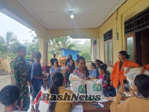 Babinsa Kawal Distribusi Beras Di Desa Baomekot, Harap Kesejahteraan Masyarakat.