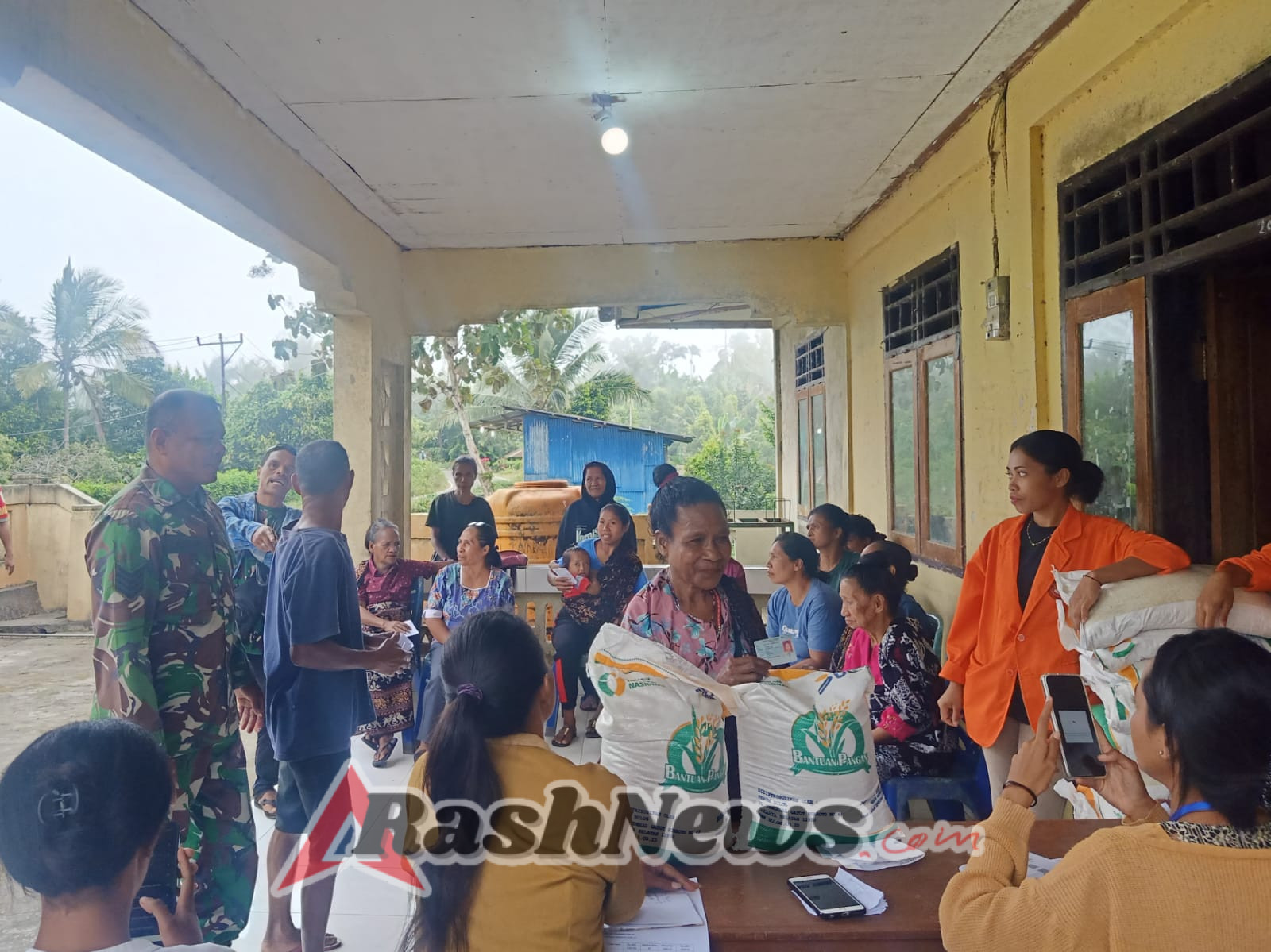 Babinsa Kawal Distribusi Beras Di Desa Baomekot, Harap Kesejahteraan Masyarakat.