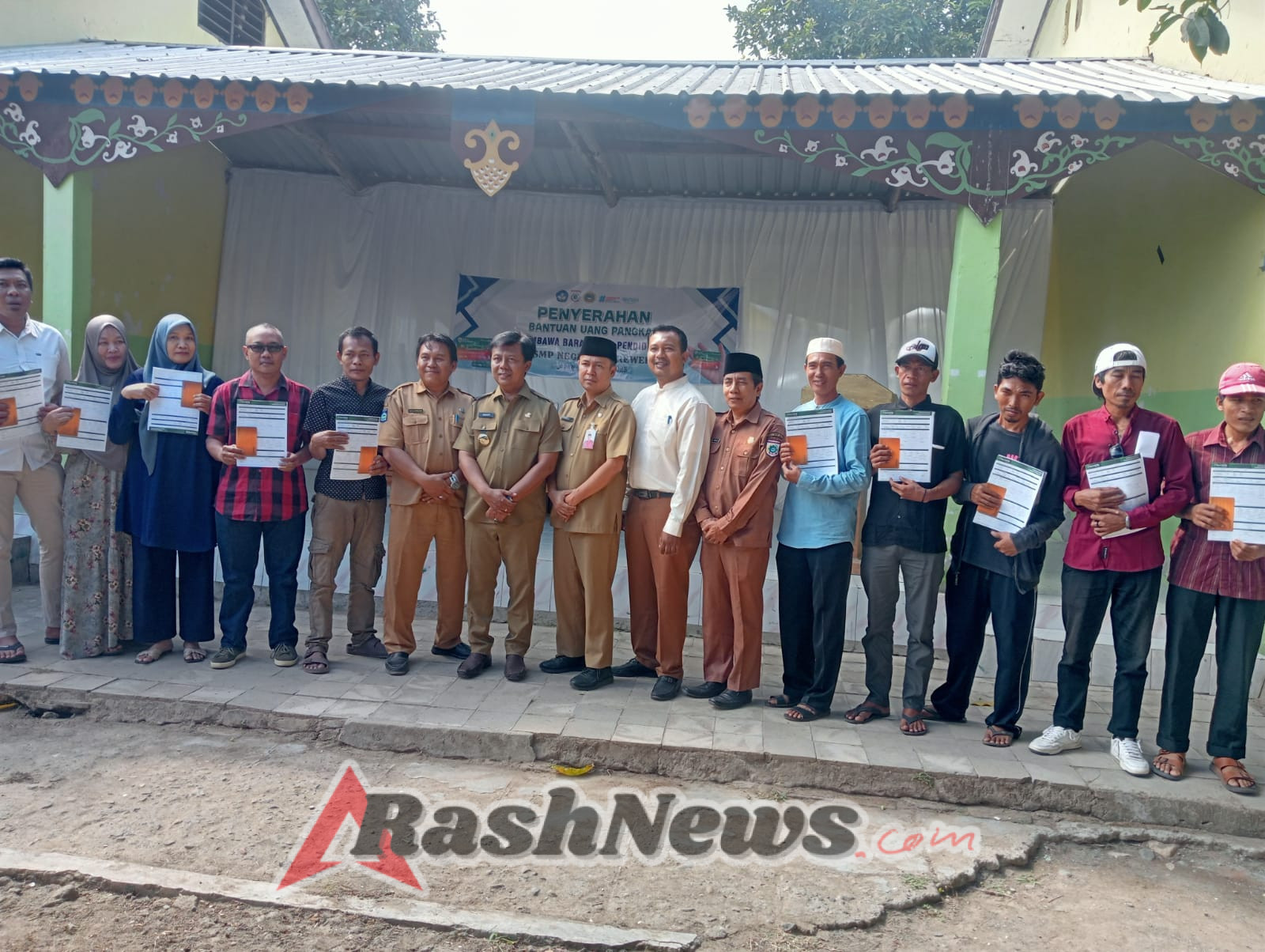 Bupati Sumbawa Barat Serahkan Bantuan Uang Pangkal di SMPN 1 Jereweh, Dukung Program “Sumbawa Barat Maju Pendidikan”