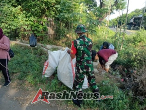 Babinsa Koramil Sambelia Tekankan Pentingnya Kebersihan Lingkungan di Labuan Pandan