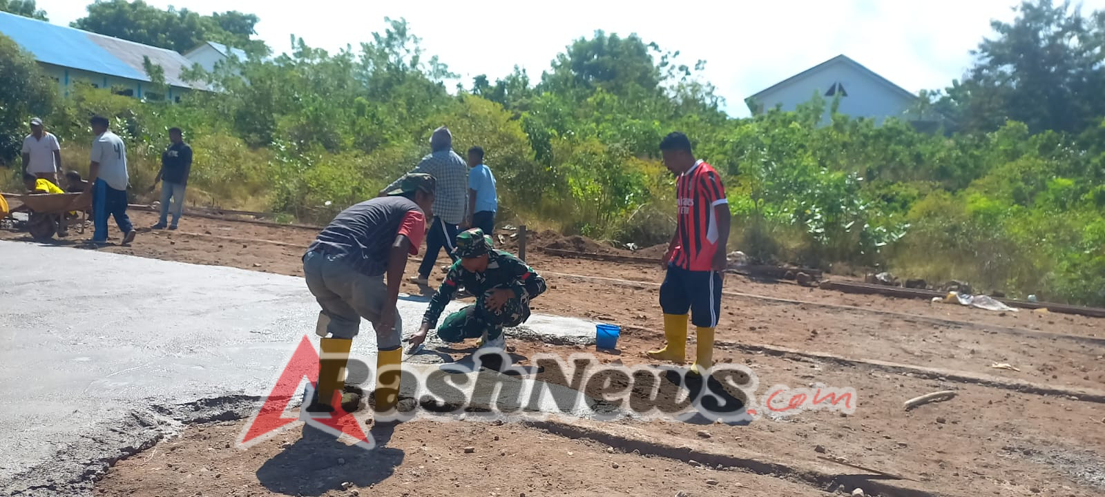 Babinsa Dukung Pembangunan Prasarana Olahraga di Desa Roma