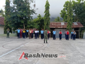 Babinsa dan Kapospol Latih Siswa SMA Nuhalolon Sambut HUT RI ke-80