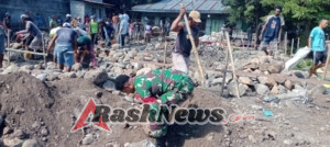 Babinsa Koramil 1625-05/Aesesa Bersama Warga Bangun Fondasi Rumah di Nagekeo