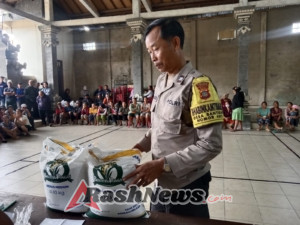 Tidak Hanya Menjaga Kamtibmas, Personil Polsek Pupuan Juga Kawal Pembagian Beras Bulog Kepada Masyarakat Desa Bantiran