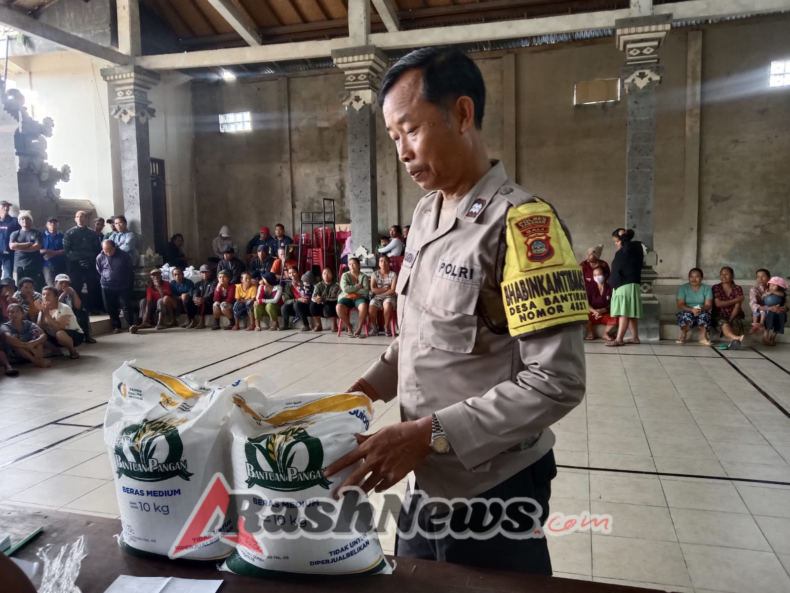 Tidak Hanya Menjaga Kamtibmas, Personil Polsek Pupuan Juga Kawal Pembagian Beras Bulog Kepada Masyarakat Desa Bantiran