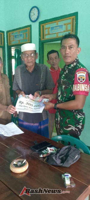 Babinsa Batu Tering Dampingi Penyaluran Bantuan Pangan dan BLT kepada 155 Warga