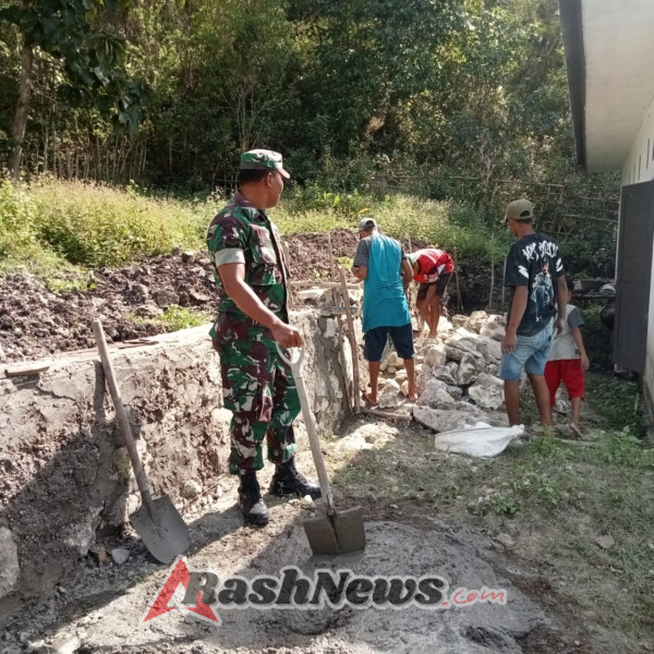 Babinsa Bantu Warga Buat Tanggul Penahan Air dan Lumpur
