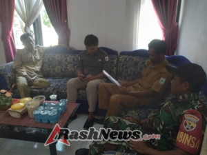 Babinsa Desa Air Suning Sertu Ruslin Gelar Komsos dengan Perangkat Desa