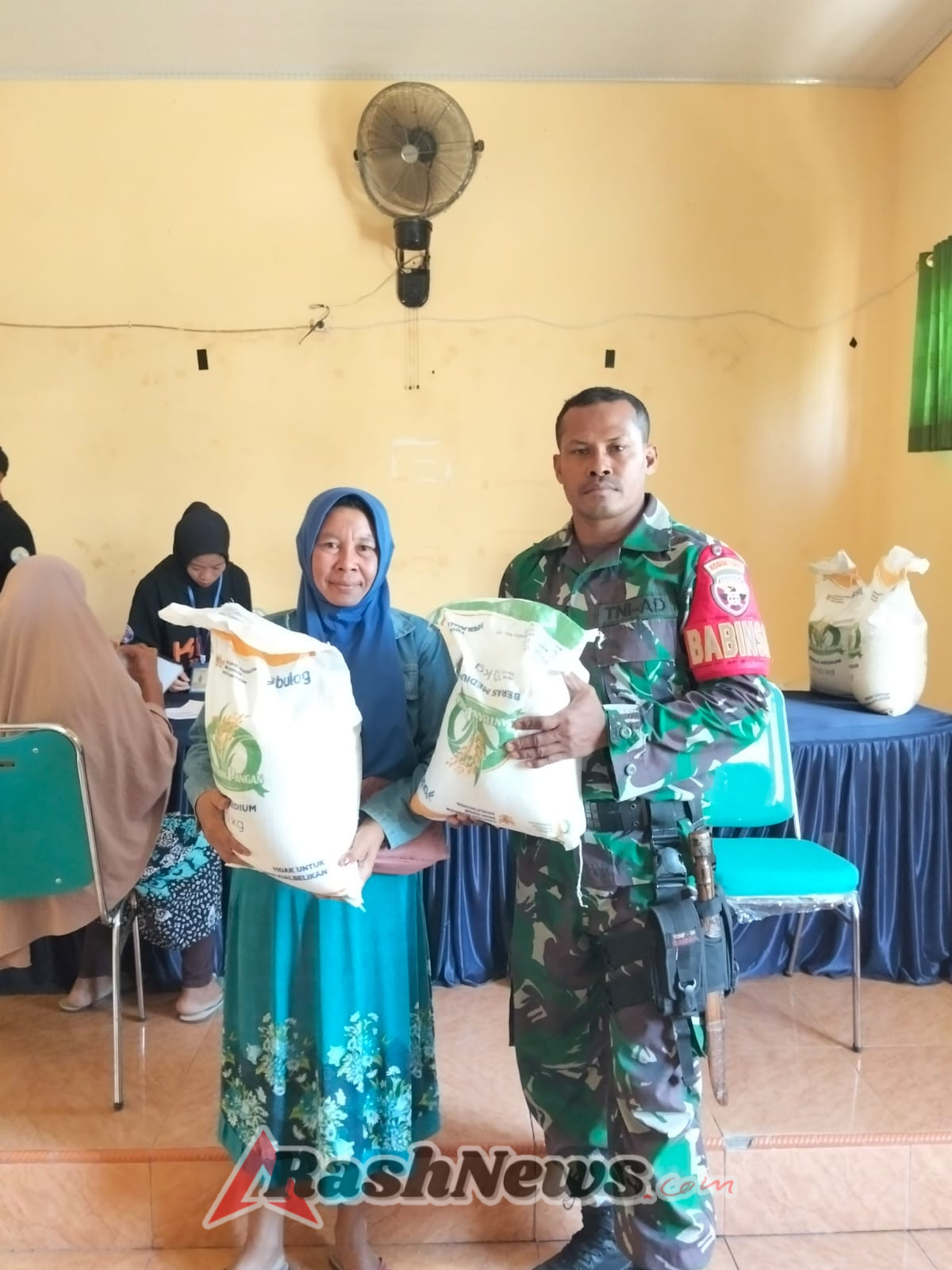 Babinsa Koramil 1607-06/Lape Lopok Terlibat Aktif dalam Penyaluran Bantuan Beras