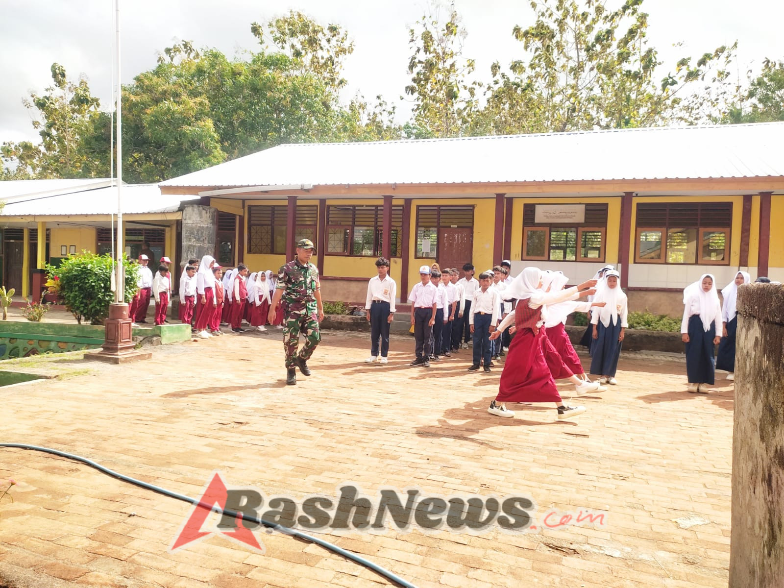 Semangat Kemerdekaan, Siswa Dilatih Upacara oleh Babinsa