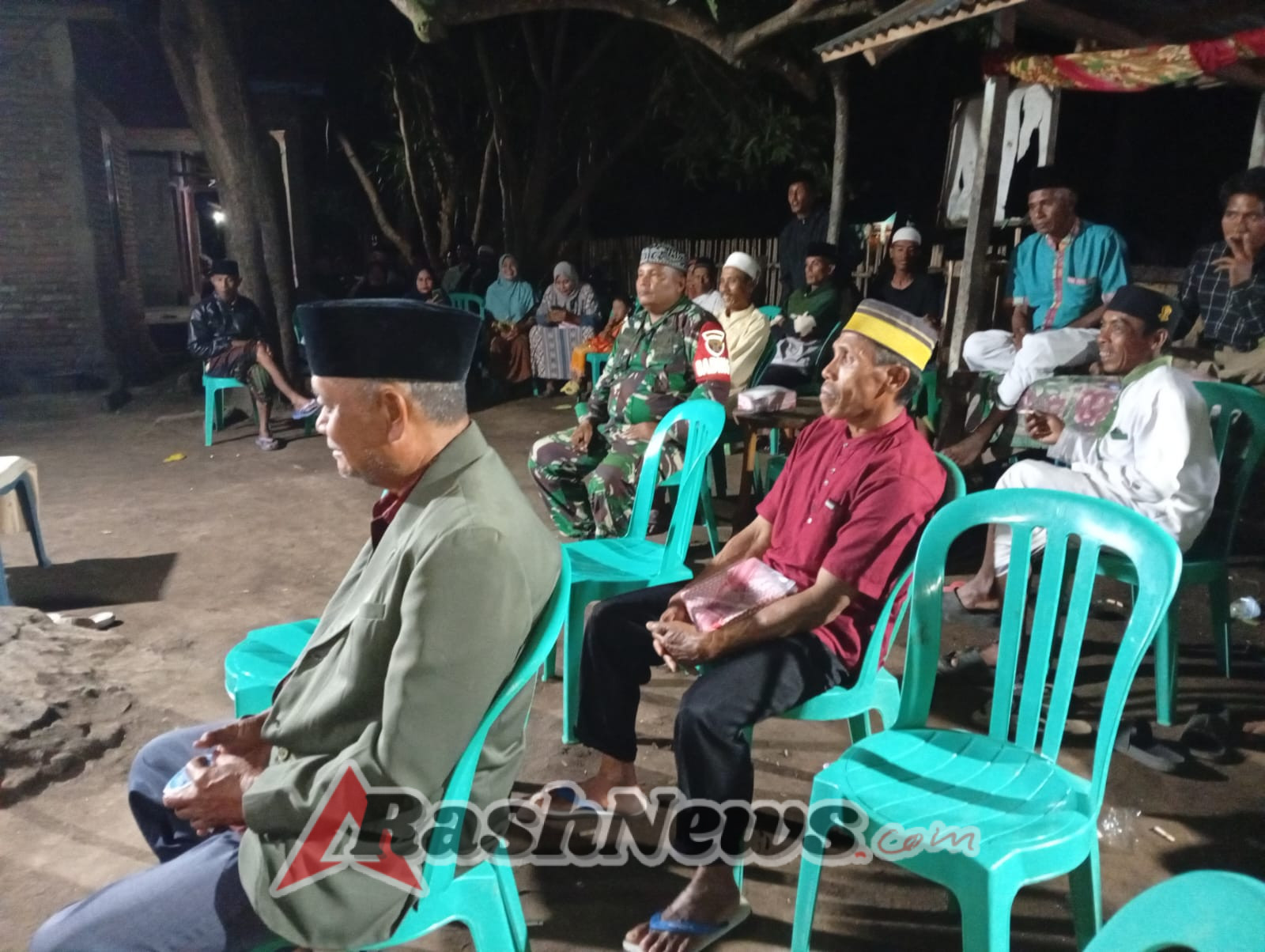 Wujudkan Pembinaan Teritorial, Babinsa Hadiri Musyawarah Keluarga dan Ronda Malam
