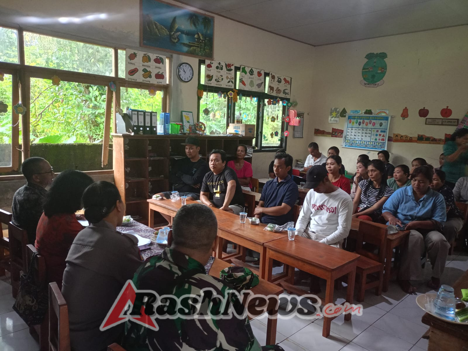 Awali Tahun Ajaran Baru, Babinsa Getakan Hadiri Sosialisasi TK Negeri Getakan Bersama Orang Tua Murid