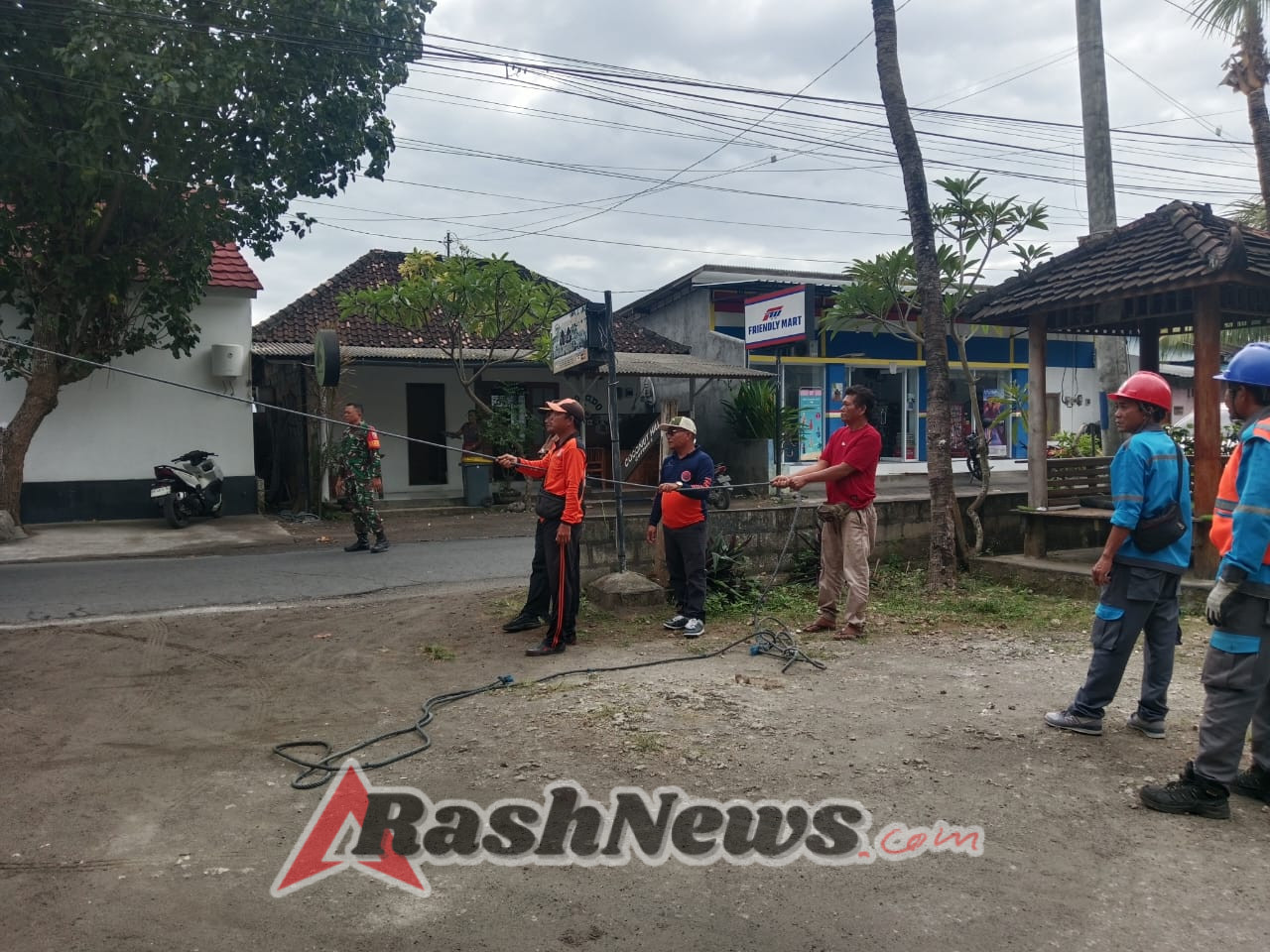 Antisipasi Bencana, Aparat Gabungan Di Nusa Penida Tebang Pohon Membahayakan