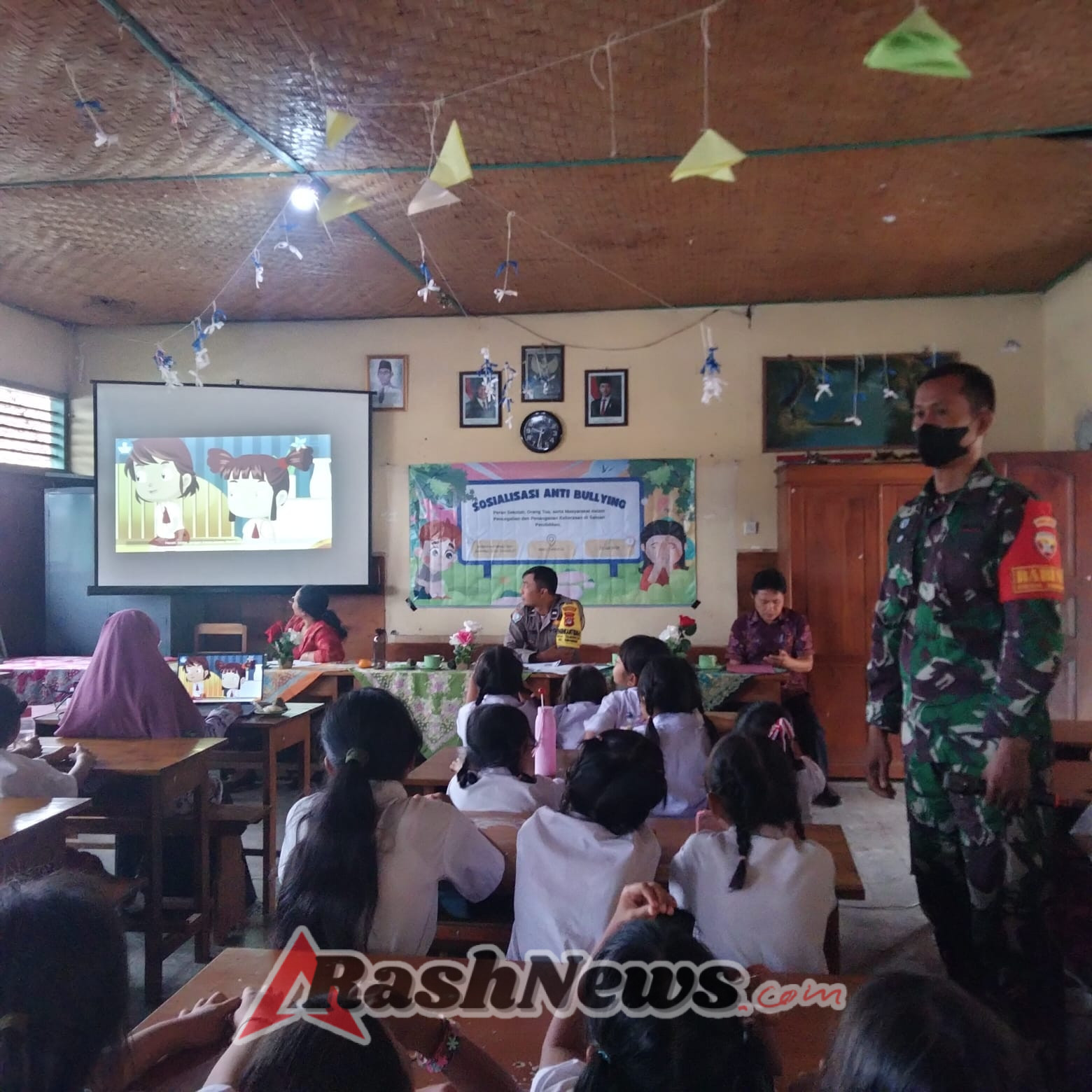 Babinsa Desa Tangkup bersama Bhabinkamtibmas melaksanakan sosialisasi kepada siswa – siswi SDN 1 Tangkup